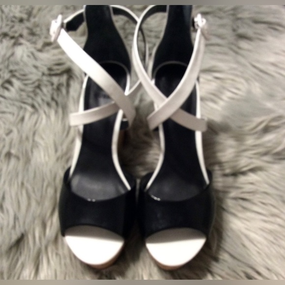 Guess Black & White Super Cute Wedges NWOT - Picture 3 of 7
